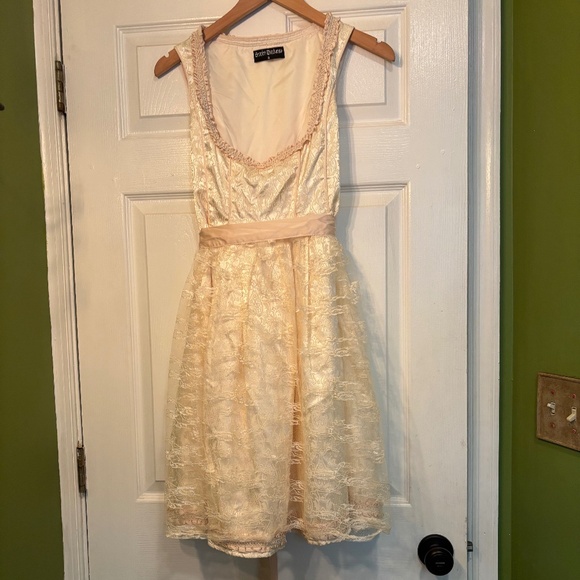 Cream Brocade Dirndl with Lace Apron - Picture 1 of 13